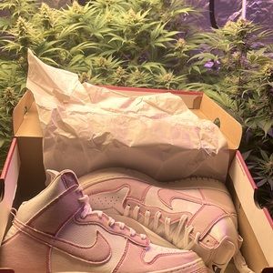 NIKE DUNK HI 1985 - SUMMIT WHITE/BARELY ROSE/UNIVERSITY RED
L
